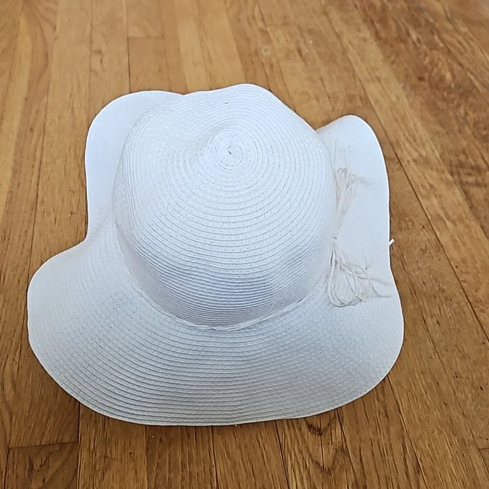 Jaclyn Smith floppy summer straw hat